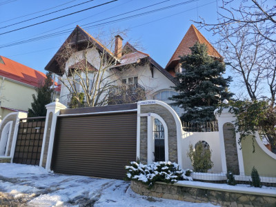 Casa în zona rezidențială, Codru, 258 mp + 7 ari.