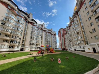 Apartament cu 2 camere + living în bloc nou, Centrul orașului, str. Lev Tolstoi.