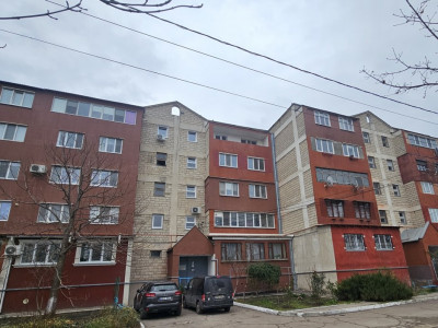 Apartament de vanzare cu 3 camere, încălzire autonomă, bloc din cotileț, Ciocana