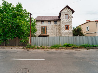 Дом с 3 уровнями на продажу на Телецентре, ул. Яловень.