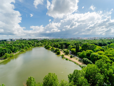 Spre vinzare apartament cu 3 dormitoare, bd. Decebal, langă Valea Trandafirilor.