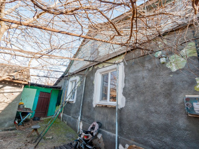 Casa batranească cu teren pentru construcție în Sîngera.