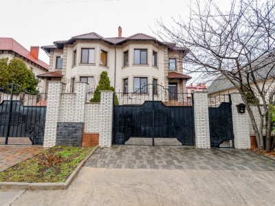 Se vinde jumătate de duplex, str-la 1 Balcani, Buiucani, mun. Chișinău.