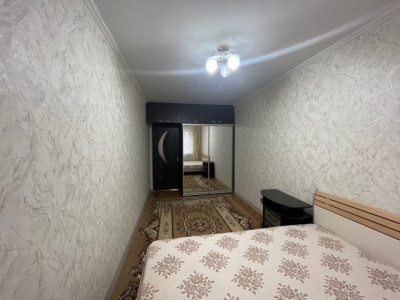 Spre închiriere apartament cu 3 camere, Botanica, str. Nicolai Zelinski.