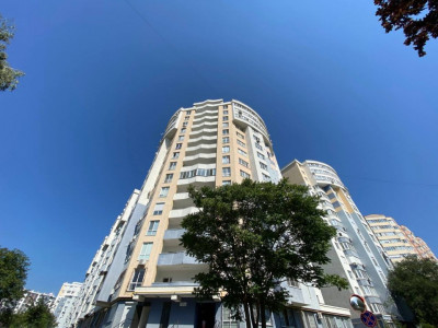 Vânzare apartament cu 3 odăi , 101m2, sectorul Buiucani, posibil în rate