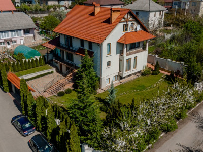 Casă spațioasă de vânzare în Dumbrava, 460 mp+8 ari.
