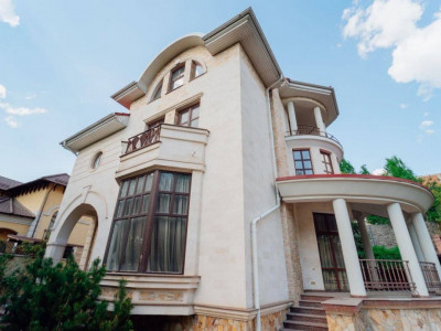 Chirie, casă de lux cu piscină și foișor, zonă privată-Rîșcani, lângă Circ!