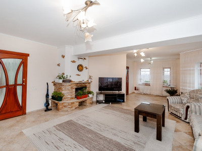 Apartament spațios la sol de vânzare în Dumbrava, 136 mp+2 ari!