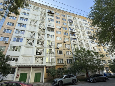 Центр, ул. К. Негруцци, продается 2-комнатная квартира, серия MС.