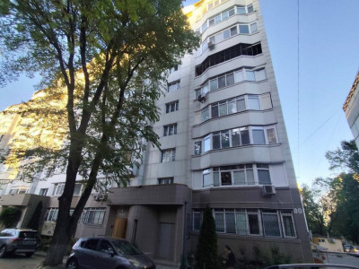 Apartament cu 3 camere și living, Botanica, bd. Decebal, Chișinău.