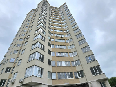 Vând apartament cu 4 camere și terasă 