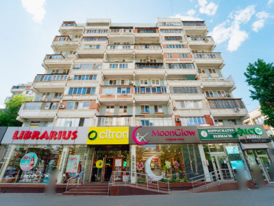 Vanzare apartament cu 2 camere + living, încălzire autonomă, lângă McDonald’s.