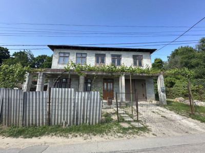 Casă de vânzare în sectorul Poșta Veche, str. 8 Martie.