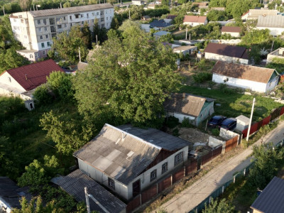 Продается дом с 8 сотками земли в центре Страшен, ул. Михай Витязул.