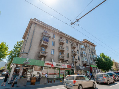 Apartament cu 2 camere în Centru, bd. Ștefan cel Mare + 2 locuri de parcare.