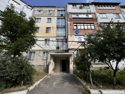 Vanzare apartament cu 3 camere, încălzire autonomă, Ialoveni, str. Păcii.