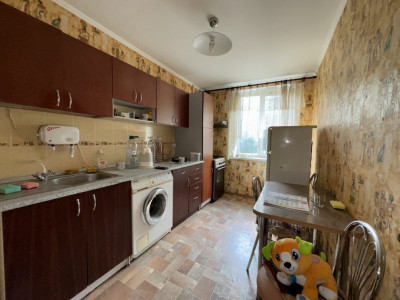 Vanzare apartament cu 3 camere, încălzire autonomă, Ialoveni, str. Păcii.