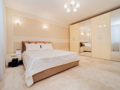 Vanzare apartament cu 2 camere și living , vizavi de parc !