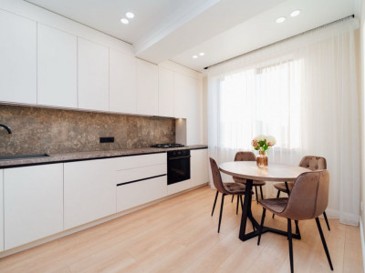 Apartament cu 2 camere+living, Codru, bloc nou, reparație euro.
