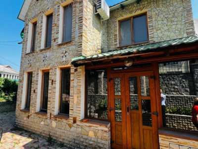Casă spațioasă cu 2 nivele, str.Cobzarilor, Codru, Chișinău.