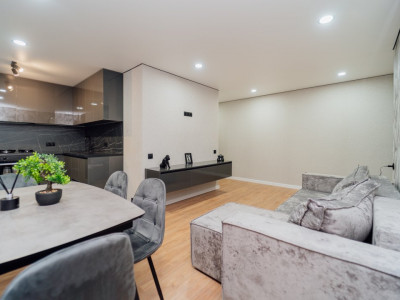 Apartament cu 2 camere + living, Decebal lângă Valea Trandafirilor.