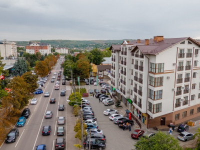 Квартира с 2 комнатами + гостиной на продажу – Яловены, Александру чел Бун.