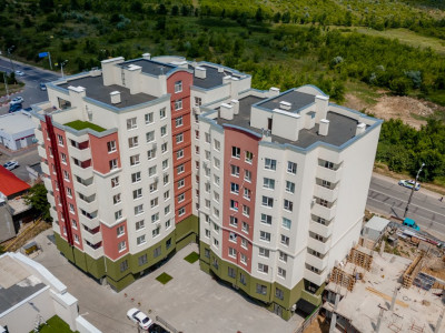 Продается квартира с 2 комнатами + гостиная, Яловень, Александру чел Бун.