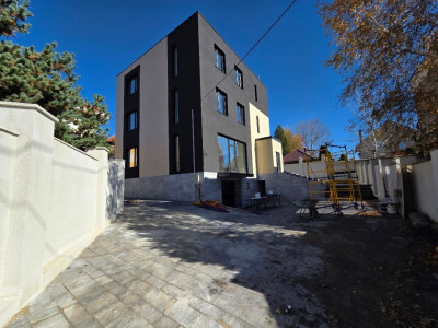 Дом на продажу в стиле hi-tech, 3 этажа, г. Кодру, ул. Плаюлуй.