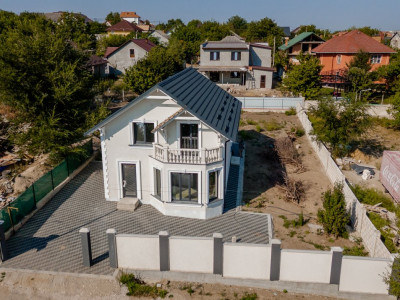 Casă de vânzare cu 2 niveluri, 160 mp, varianta albă – Sîngera