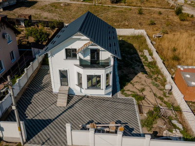 Casă de vânzare cu 2 niveluri, 160 mp, varianta albă – Sîngera