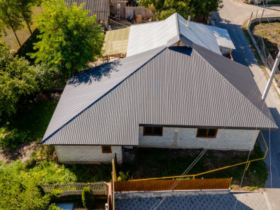 Продаётся недостроенный дом в городе Яловены, 84 кв.м.+ 2,4 сотки земли.