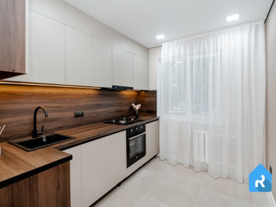 Vanzare apartament cu 2 camere + living, Botanica, bd. Dacia.