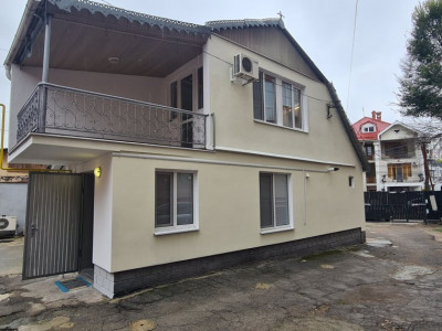 Apartament la sol în 2 niveluri, 3 camere – Centru, str. Sfântul Gheorghe