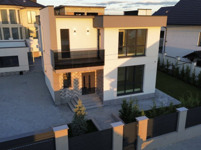 Casă în stil Hi-Tech cu reparație premium în Poiana Domnească!