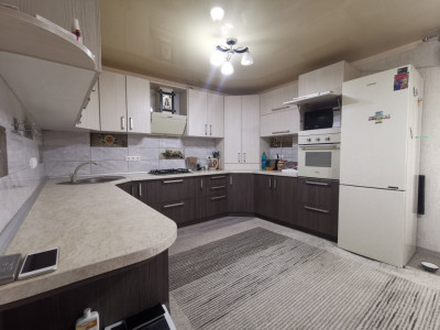 Apartament cu 3 camere în casă privată cu 3 niveluri, Dumbrava.