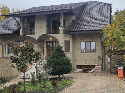 Duplex în 3 nivele, Buiucani 210 m2+3 ari
