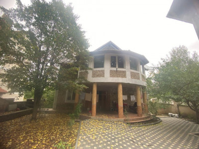 Casă spațioasă lângă pădure, teren 12 ari, 3 etaje + mansardă