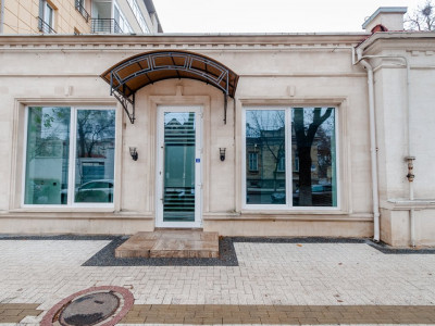 Spațiu comercial / birouri în Centru, str. Kogălniceanu colț cu Maria Cebotari