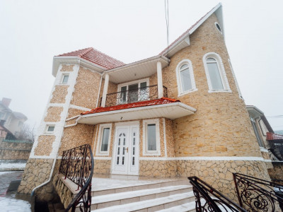 Casa individuală în Ialoveni, 2 nivele, 250 mp + 6 ari.