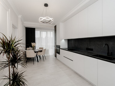 Apartament cu 3 camere + living, Centru, str. Ion Nistor.