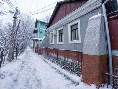 Дом в центре с тремя окнами на улицу Колумна