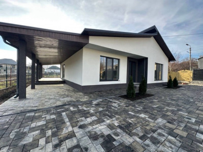 Casă spațioasă în variantă albă, cu teren 7 ari – Com. Băcioi