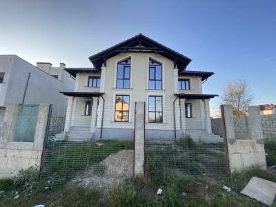 Vânzare duplex, 150 mp+3 ari, sect. Râșcani, zonă rezidențială.
