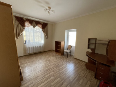 Casă de vînzare în Durlești, 1 nivel+demisol, 135 mp+ 8 ari. 