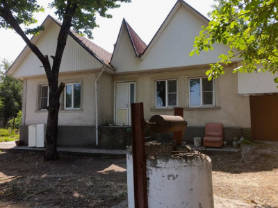 Vânzare casă în Ialoveni, Centru, 155 mp + 6 ari.