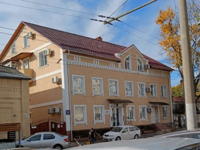 Spre vânzare casa cu 3 nivele în Centru, str. București, prima linie!